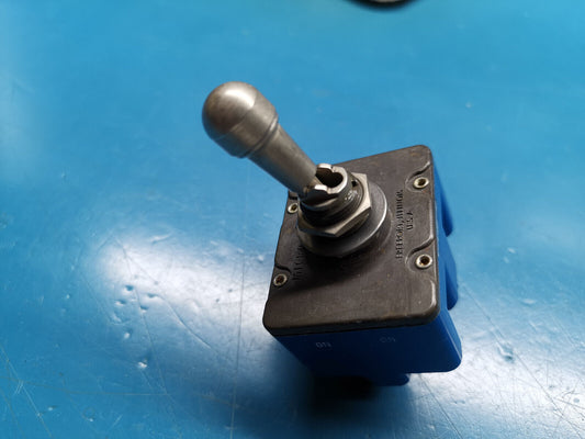 UND LAB 4TL1-3D 4PDT ON ON Cutler Hammer Toggle Switch Military Part 10A 125VAC