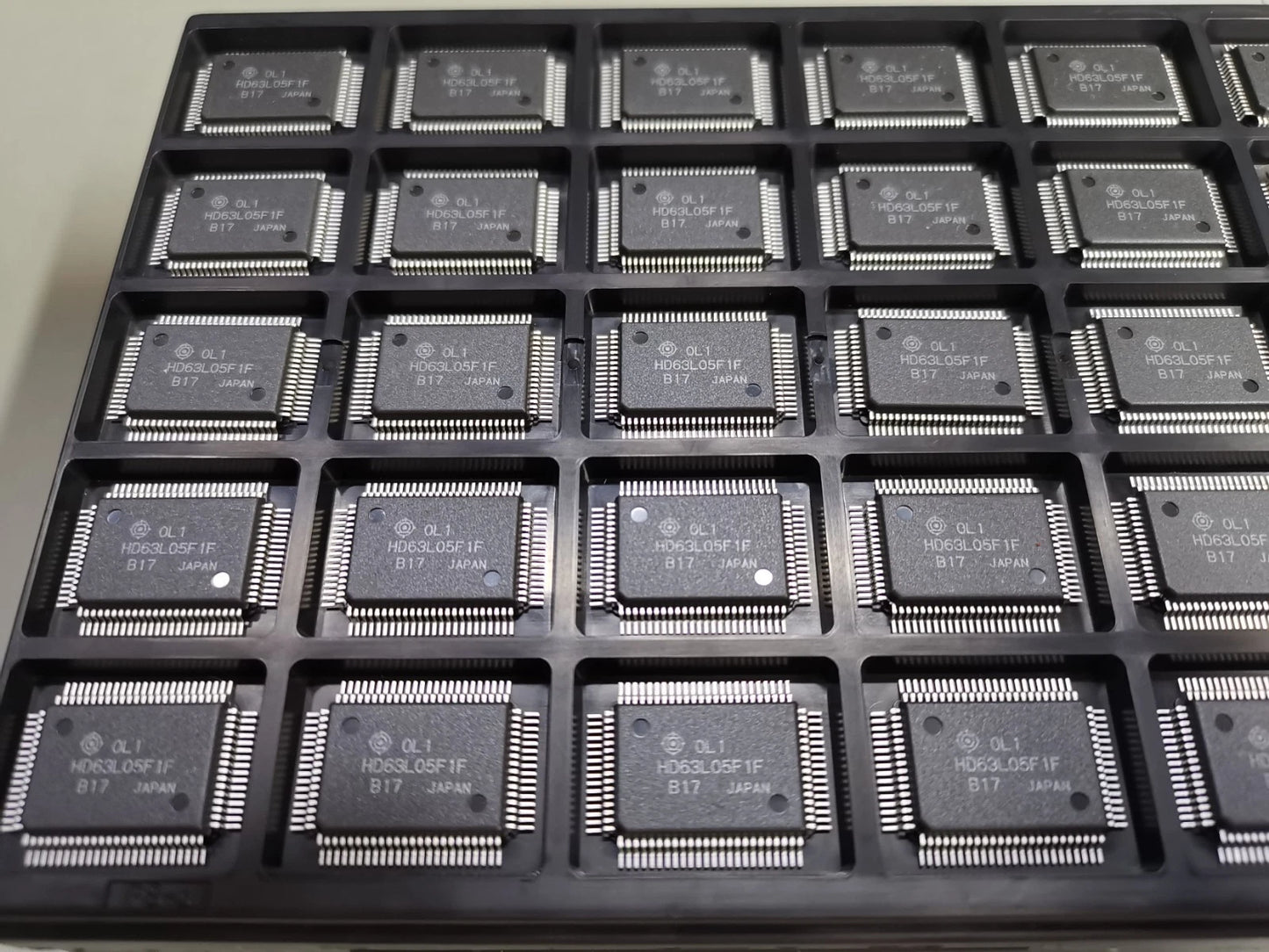 700pcs Genuine Hitachi HD63L05F CMOS 8-BIT SINGLE-CHIP MICRO COMPUTER