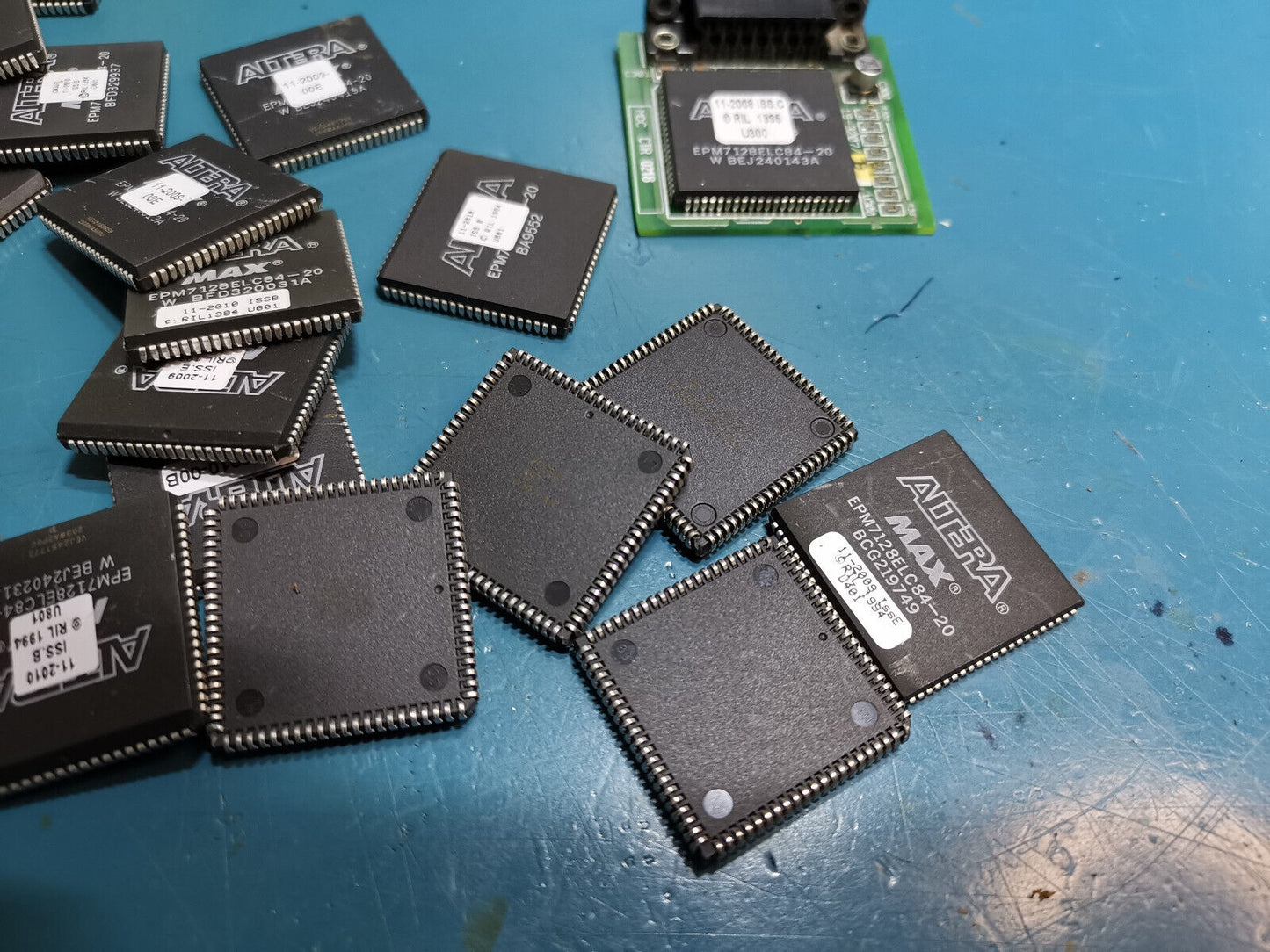 Altera MAX EPM7128ELC84-20 CPLD Joblot