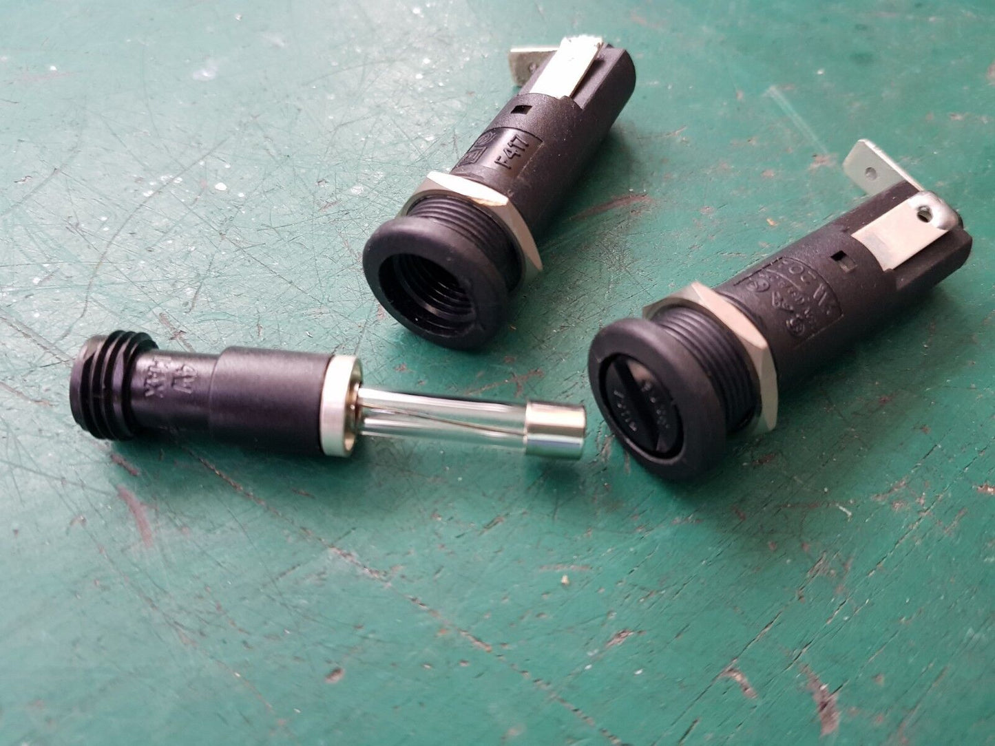 2pcs Bulgin F417 Series 20A Slotted Cap Panel Mount Fuse