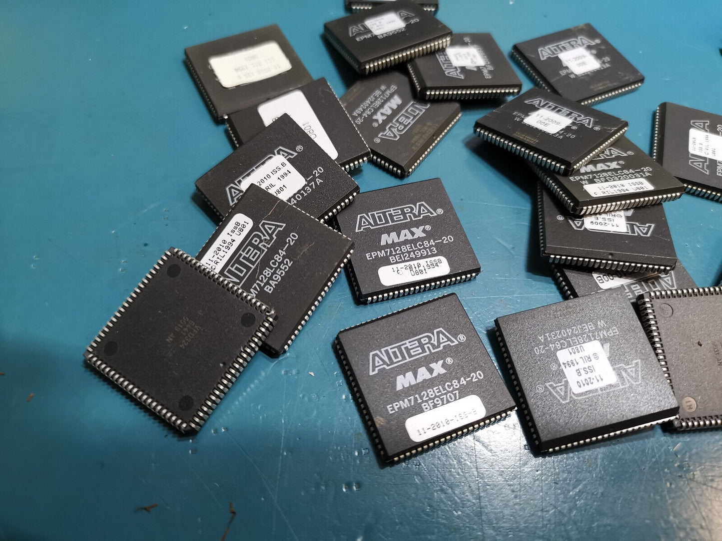 Altera MAX EPM7128ELC84-20 CPLD Joblot