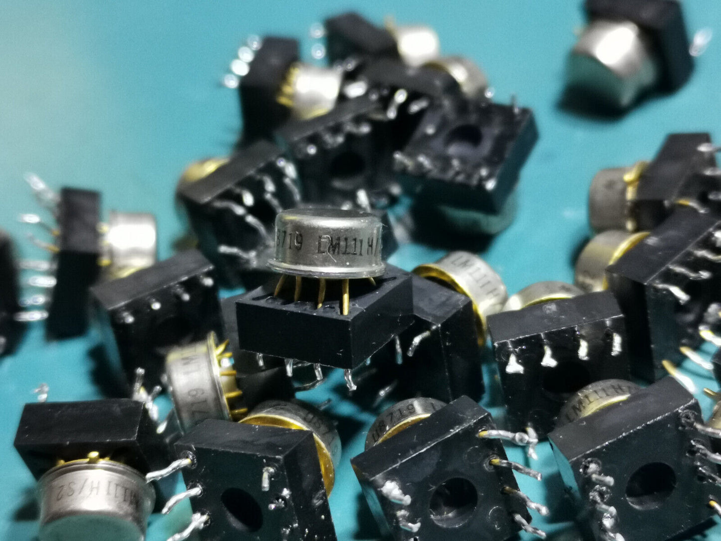 24pcs Genuine LM111H Voltage Comparator From Redundant Military Test Gear