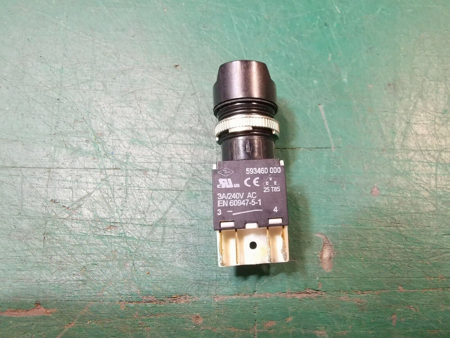 505015-000 Push Button Switch White Illuminated Momentary SPST Panel Mount